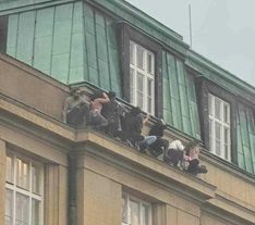 Studenți ascunși pe pervaz după ce un bărbat a deschis focul la Facultatea de Arte din Praga