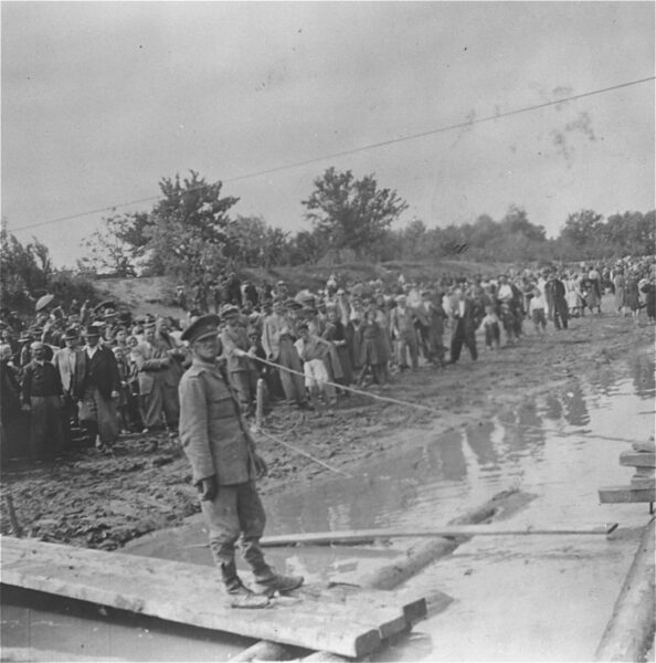 Foto: În timpul celui de-al Doilea Război Mondial, unități ale Armatei Române aduc evrei peste Nistru în Transnistria, în 1942.