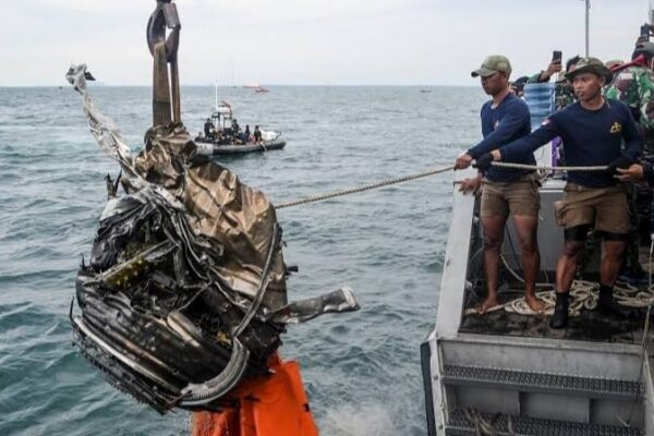 În 2018: Zborul Lion Air 610, un B-737 Max 8, se prăbușește în largul Jakartei (Indonezia), iar toți cei 189 de oameni de la bord mor. Avionul a avut probleme de control după decolare și a plonjat în mare. Ancheta a depistat probleme legate de sistemul MCAS, și anume proiectarea și certificarea. Alți factori: acțiunile pilotului, întreținerea.