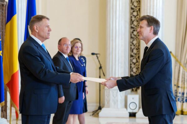Klaus Iohannis, președintele României, și Giles Portman, care a fost numit ambasador în România în succesiunea lui Andrew Noble, în 2024.