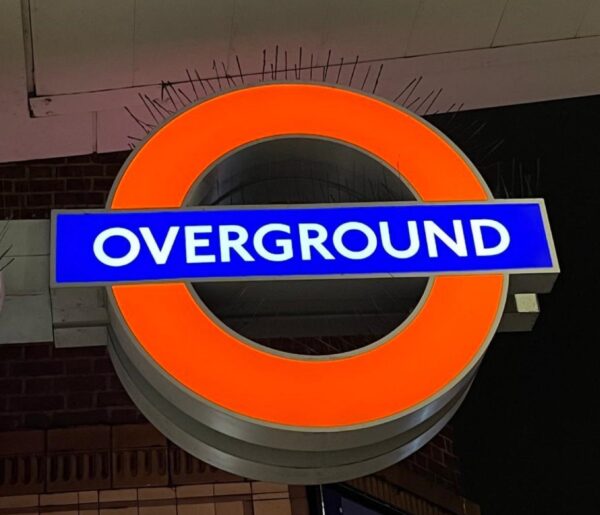 Overground face parte din rețeaua feroviară națională a Regatului Unit, dar se află sub controlul concesionar și sub marca Transport for London (TfL). Operarea a fost încredințată prin contract firmei Arriva Rail London din 2016.