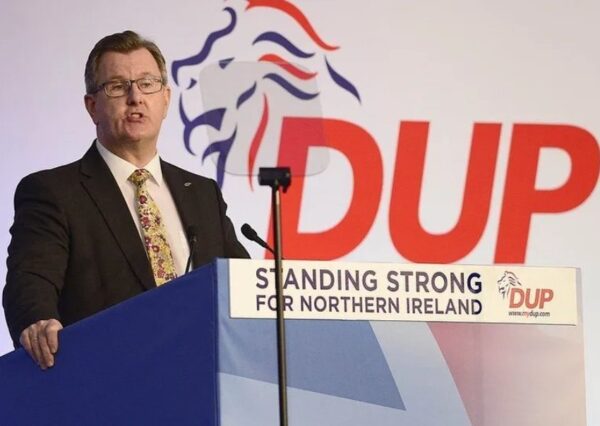 Jeffrey Donaldson, liderul partidului unionist din Irlanda de Nord, a demisionat