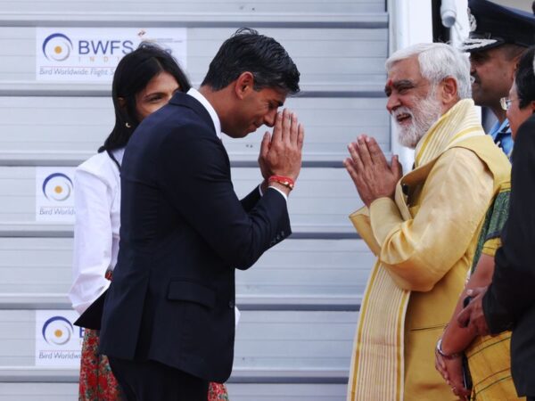 Premierul Narendra Modi și premierul britanic Rishi Sunak și soția sa, Akshata Murty, sunt hinduși. Țiganii romi din Europa provin din dalit sau din castele inferioare de " neatinși " care au părăsit nord-vestul Indiei în urmă cu 1.000 de ani