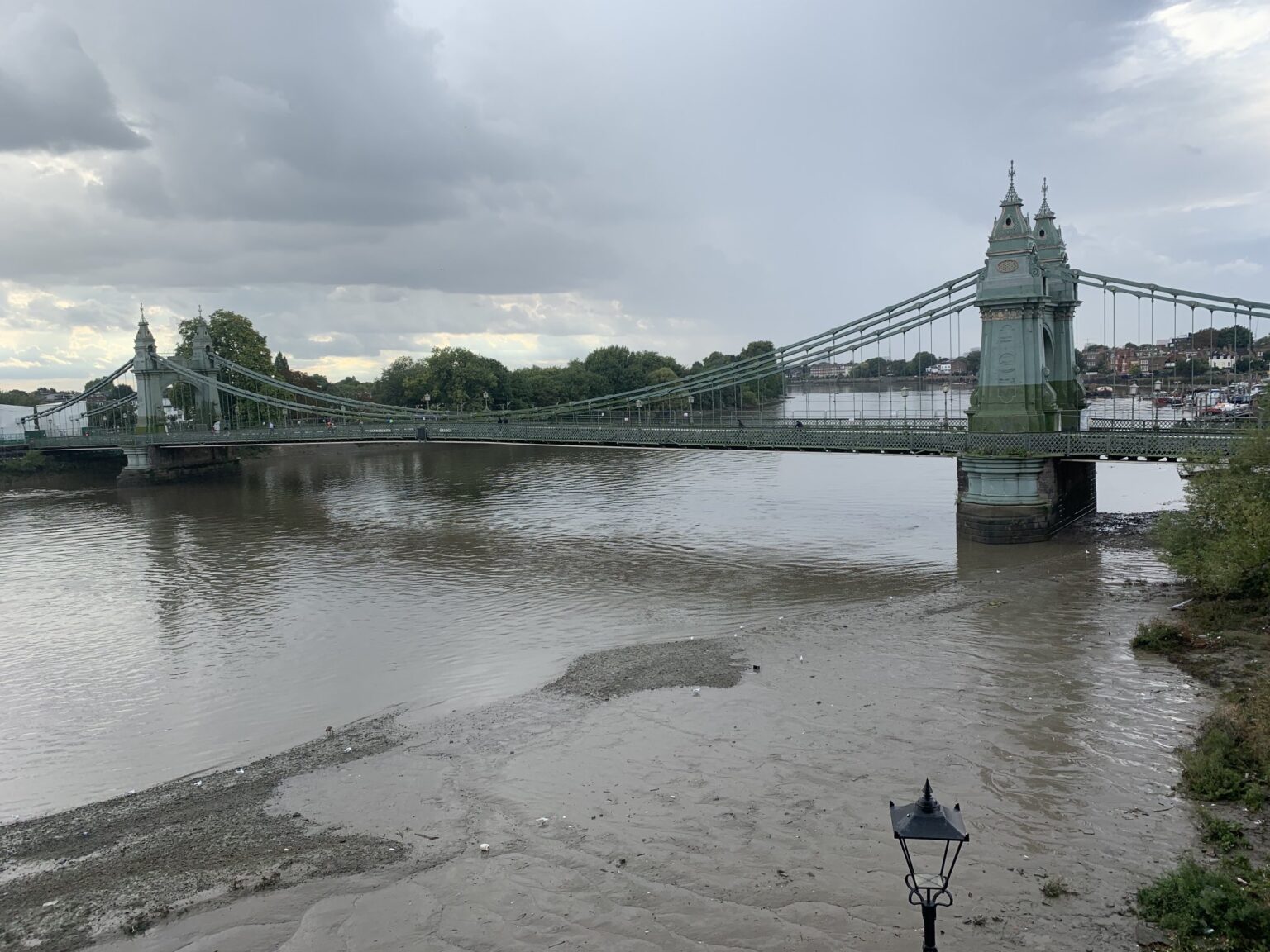 Podul Hammersmith este un pod suspendat care traversează râul Tamisa în vestul Londrei.