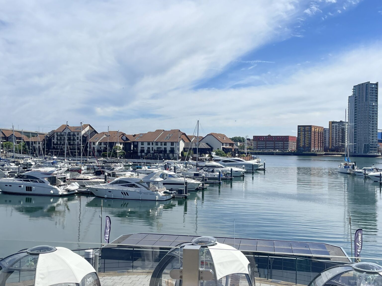 Hythe Marina Village a fost primul port de agrement construit în Regatul Unit. Situat pe malul vestic al Southampton Water, este o dezvoltare a unui port de agrement cu 206 locuri, case și magazine pe malul apei, restaurante, baruri și un hotel de tip boutique.