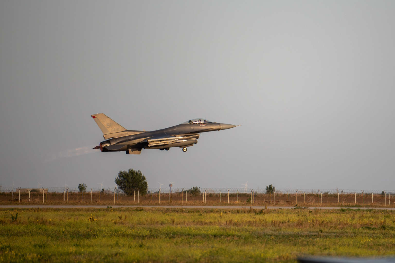 Un avion F-16 Fighting Falcon al Forțelor Aeriene pleacă de la Baza 86 Aeriană, România, 23 septembrie 2023, în sprijinul capacităților sporite de poliție aeriană ale NATO.