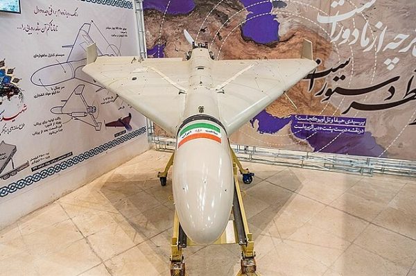 Această fotografie arată o vedere din față a unei drone Shahed-136 la expoziția realizărilor Forței Aerospațiale a Corpului Gardienilor Revoluției Islamice din grădina Muzeului Revoluției Islamice și al Apărării Sfinte din Qom.