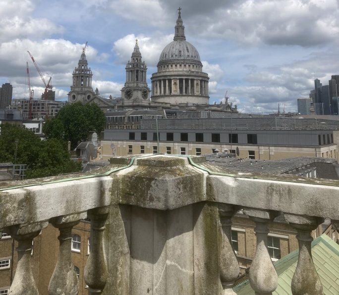 Catedrala St. Paul, o capodoperă arhitecturală din Londra, are o istorie bogată care datează din 604 d.Hr., structura actuală, proiectată de Sir Christopher Wren, fiind finalizată în 1710 după Marele incendiu din Londra din 1666.